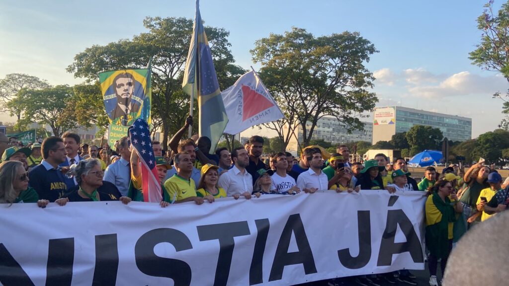 Os manifestantes começaram a chegar ao local por volta das 15h, e a caminhada foi iniciada por volta das 17h