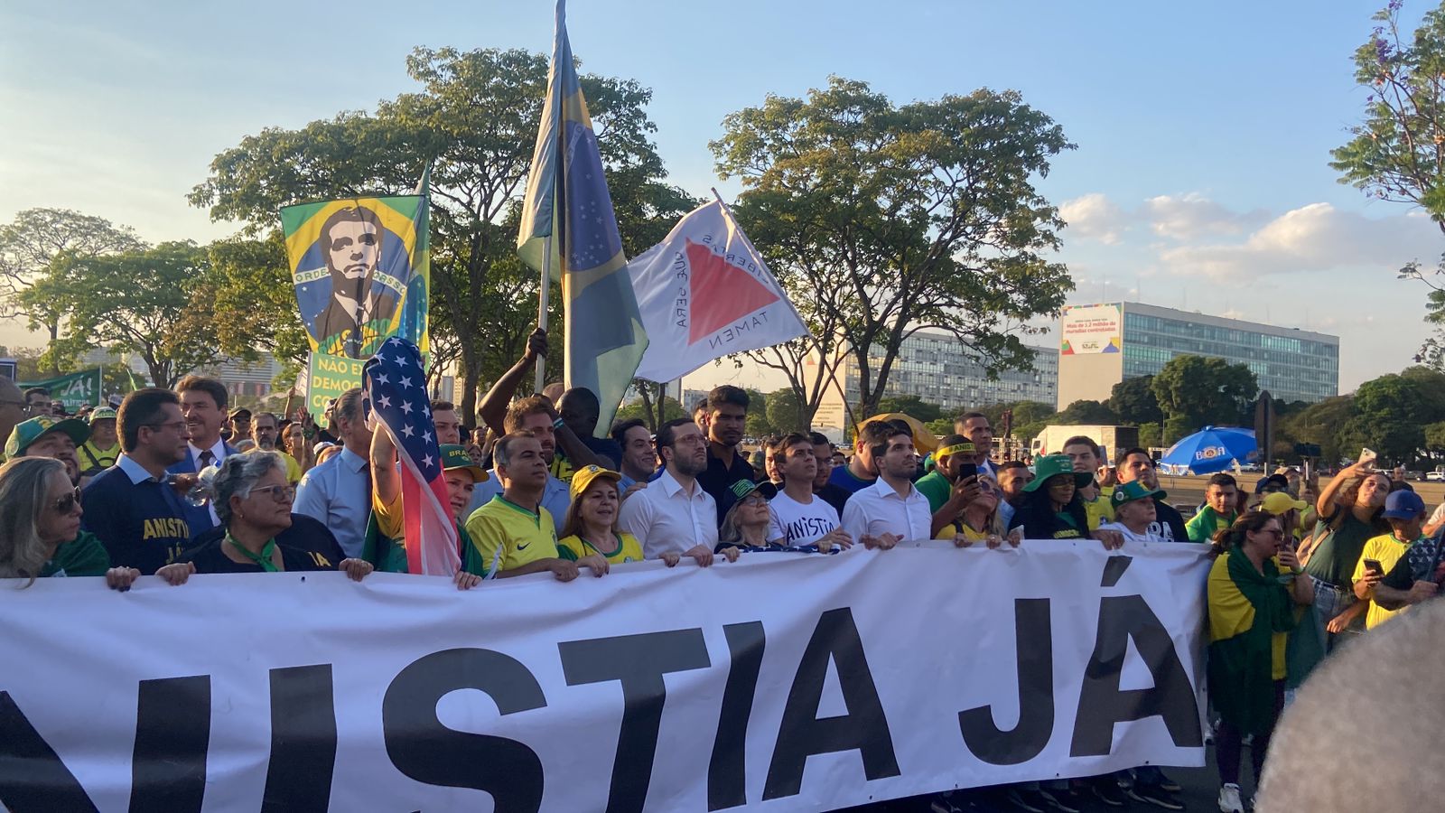 Os manifestantes começaram a chegar ao local por volta das 15h, e a caminhada foi iniciada por volta das 17h