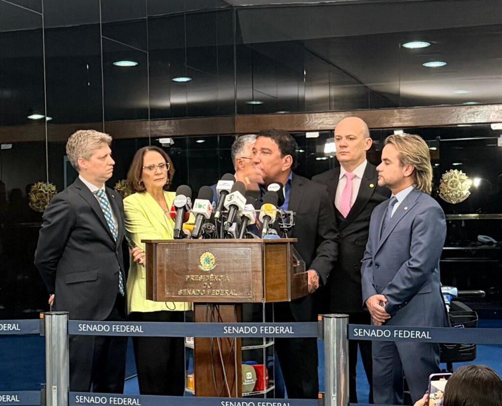 Bancada do Novo e aliados pedem impeachment de Alexandre de Moraes e Flávio Dino por abuso de poder e interferência entre os Poderes