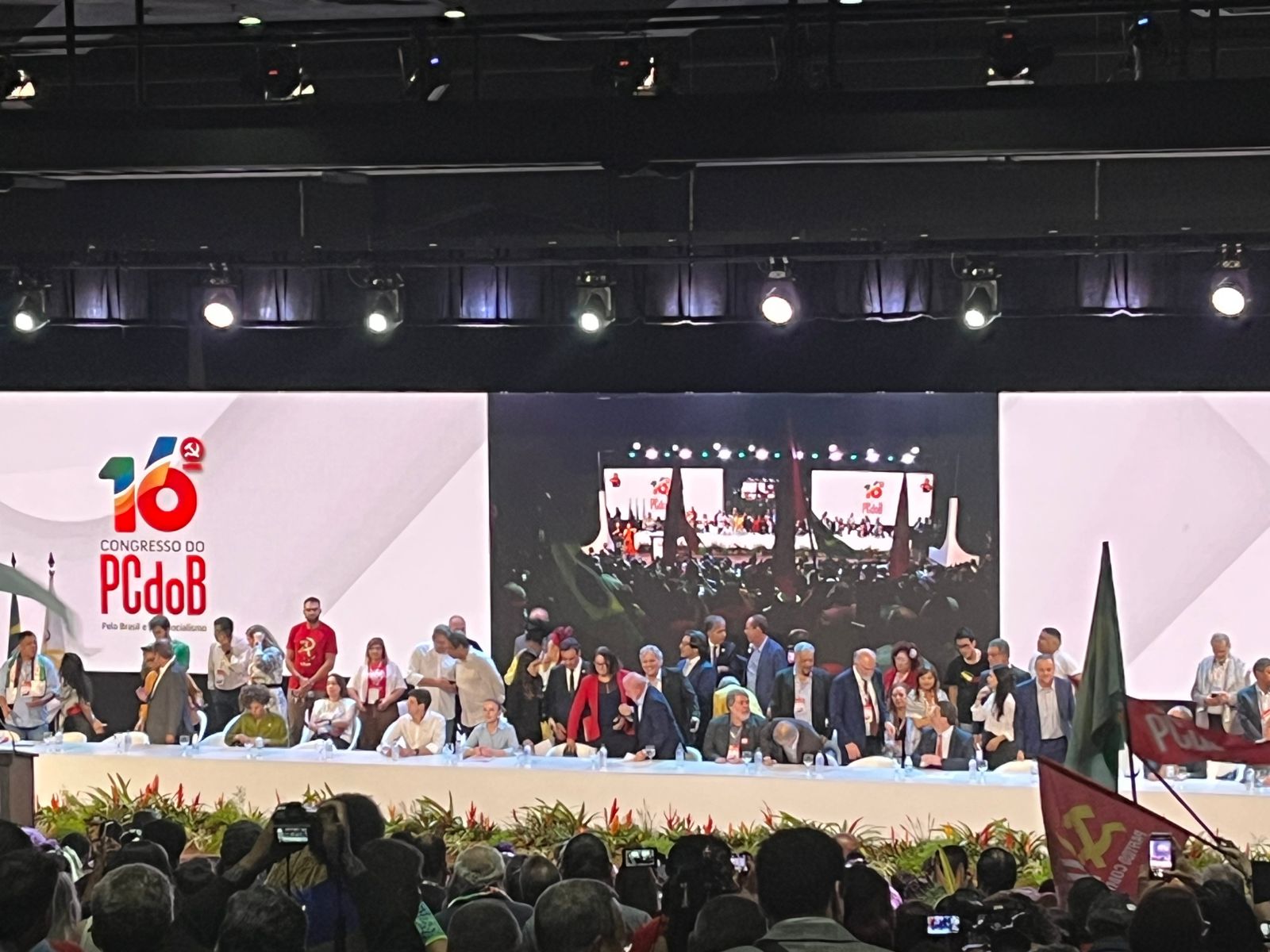 Lula participa de Congresso do PC do B e discursa em tom de campanha política