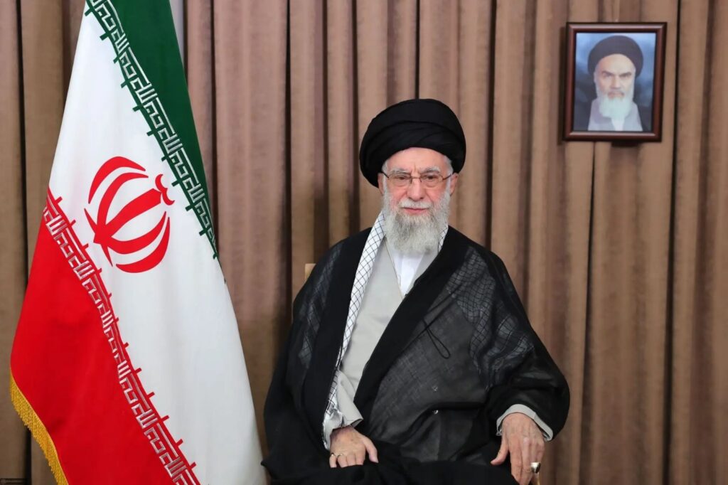 Khamenei diz que EUA “sonham” ao afirmar que eliminaram o programa nuclear iraniano após bombardeios de junho