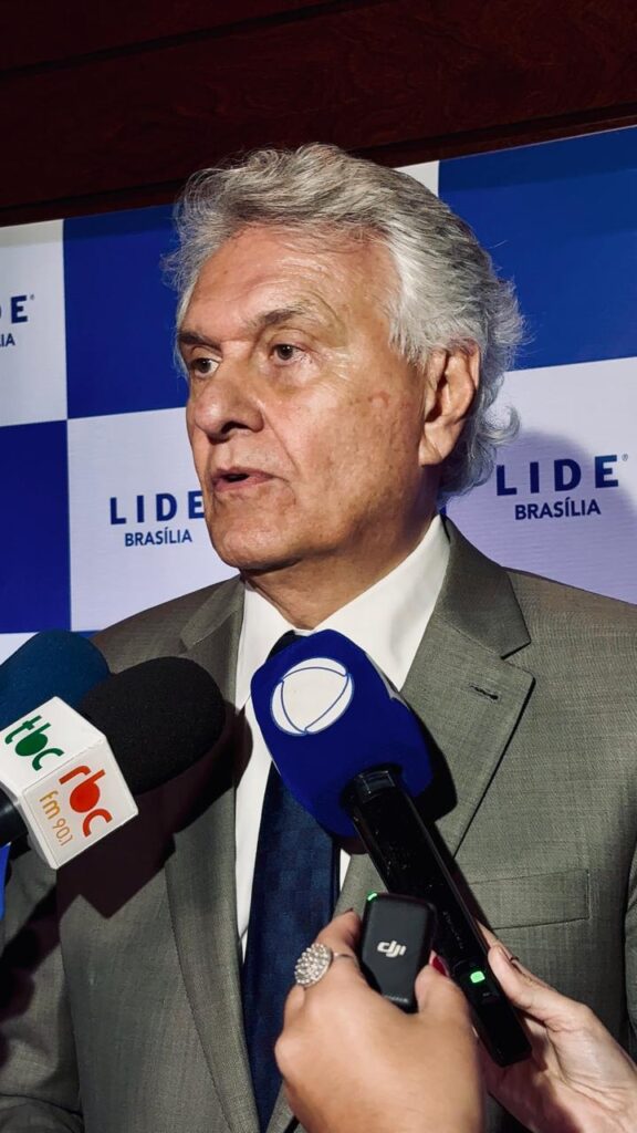 Ronaldo Caiado critica Lula em evento do Lide e diz que o presidente “leva o Brasil para baixo”. Fala ocorre após moção de repúdio aprovada