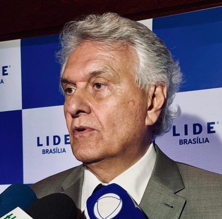 Ronaldo Caiado critica Lula em evento do Lide e diz que o presidente “leva o Brasil para baixo”. Fala ocorre após moção de repúdio aprovada