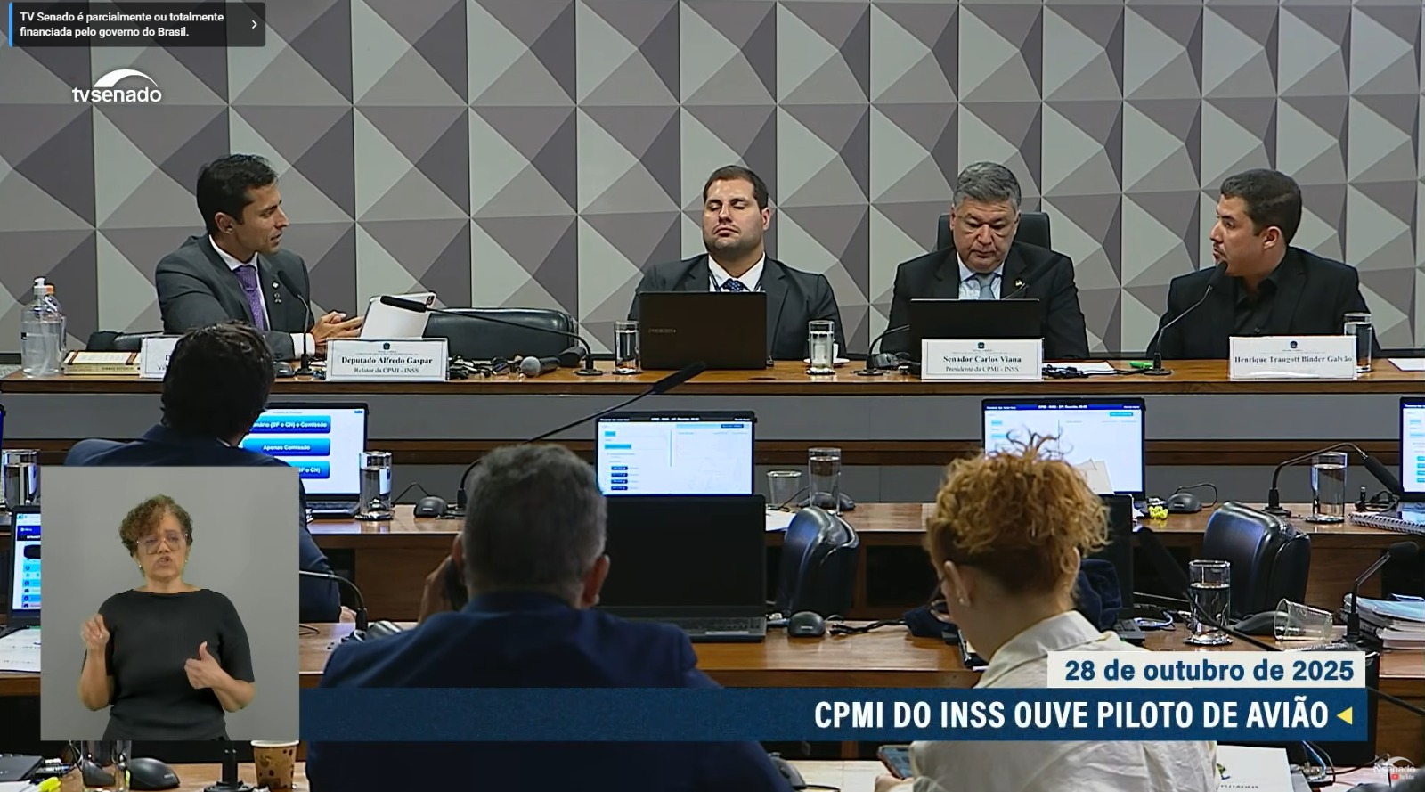 Depoimento do piloto Henrique Galvão na CPMI do INSS frustra parlamentares; ele nega envolvimento direto em crimes, diz ser apenas prestador de serviços.