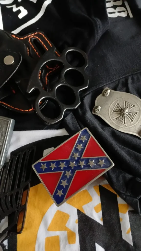 Foram apreendidos diversos materiais de apologia ao nazismo, incluindo armas brancas como faca e "soco inglês". • Reprodução
