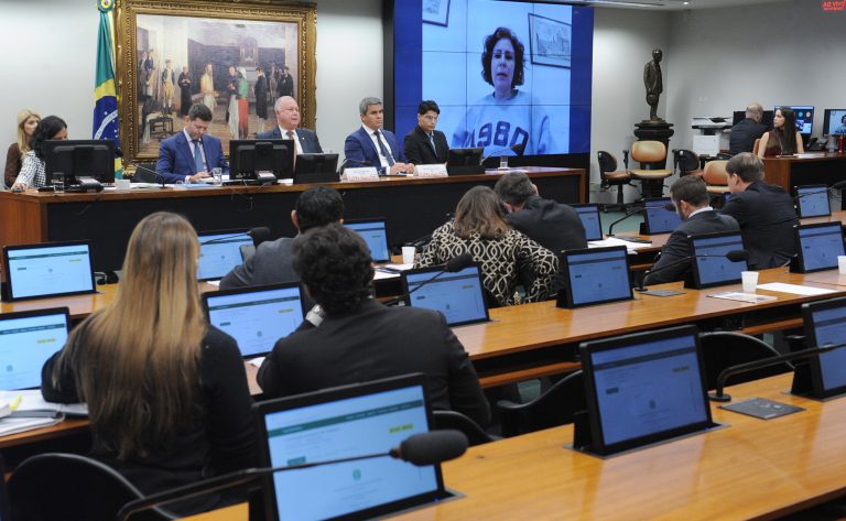 Carla Zambelli (no telão) é ouvida pela CCJ da Câmara. FOTO: Renato Araújo/Câmara dos Deputados
