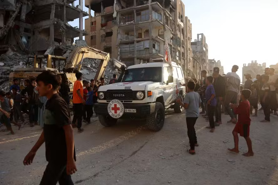 Israel recebe corpos de reféns mortos pelo Hamas e libertação de 20 sobreviventes foto: OMAR AL-QATTAA / AFP