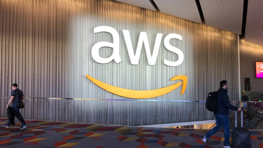 Falha na AWS (nuvem da Amazon) causa apagão global e derruba aplicativos e sites; Amazon diz que serviços estão em recuperação