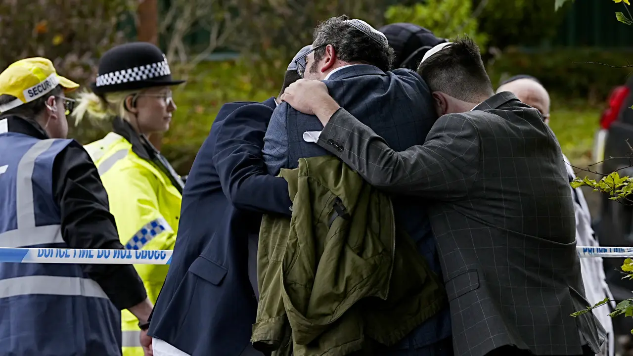 Ataque perto de sinagoga em Manchester deixa mortos e feridos no Yom Kippur; suspeito é baleado e polícia ativa protocolo antiterror.