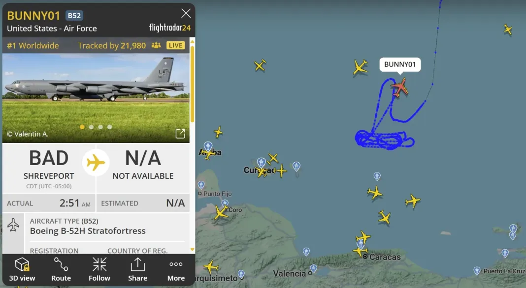Bombardeiros B-52 dos EUA sobrevoam o Caribe perto da Venezuela em meio a tensões crescentes. Crédito: Flightradar24