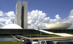 Câmara dos Deputados gasta quase R$ 5 milhões com consultoria da FGV para melhorar imagem nas redes sociais. Contrato prevê uso de IA, TikTok e YouTube.
