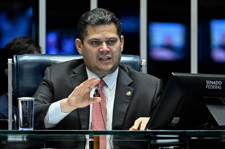 Davi Alcolumbre, usou a tribuna nesta quarta-feira (3), para fazer um dos discursos mais duros de sua trajetória recente à frente da Casa.