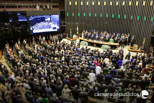 Câmara dos Deputados aprova projeto que exige autorização judicial para crianças atuarem como influenciadores digitais