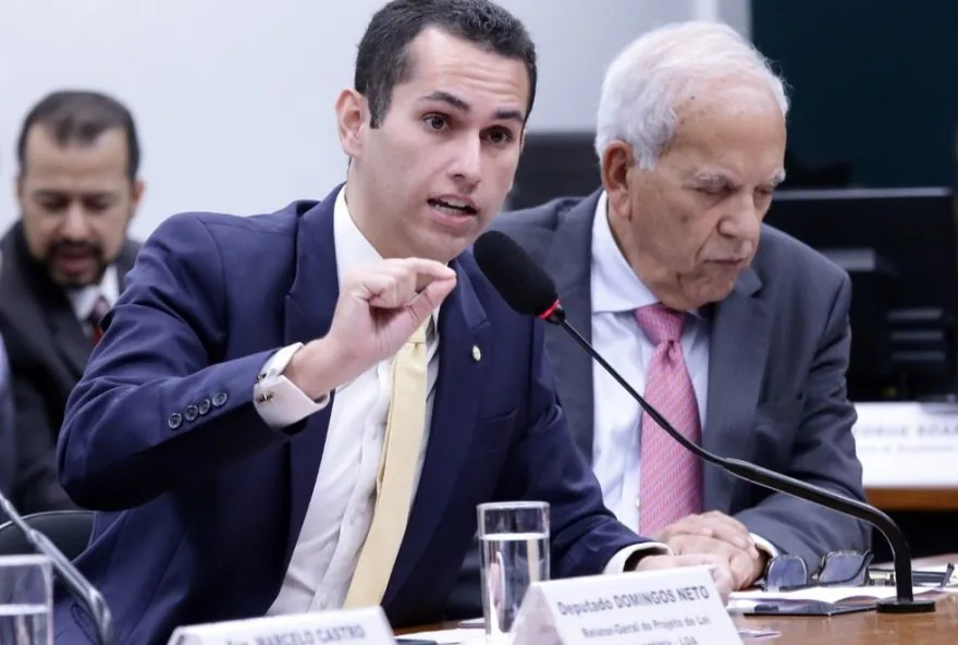 Hugo Motta escolhe Domingos Neto como novo relator da proposta sobre planos de saúde. Deputado promete cautela e diálogo para definir o texto