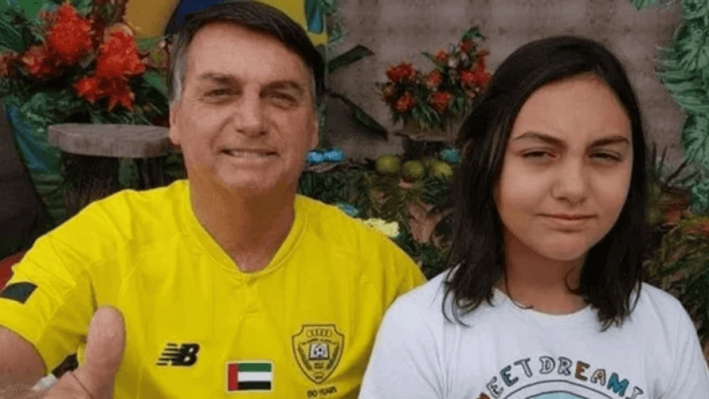 Alexandre de Moraes autorizou Jair Bolsonaro a realizar almoço com oito convidados para celebrar os 15 anos da filha em casa.