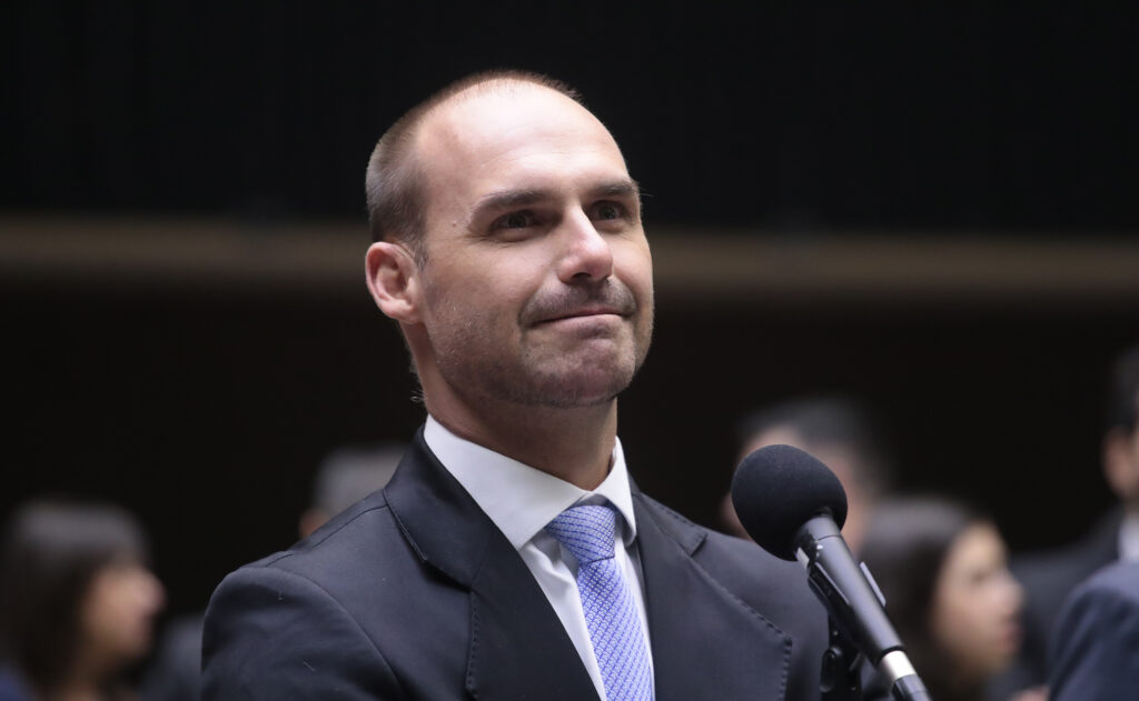 O deputado Eduardo Bolsonaro confirmou sua intenção de disputar a Presidência da República em 2026, possivelmente pelo Partido Liberal (PL), caso seja da vontade de seu pai, o ex-presidente Jair Bolsonaro. foto:Câmara dos Deputados