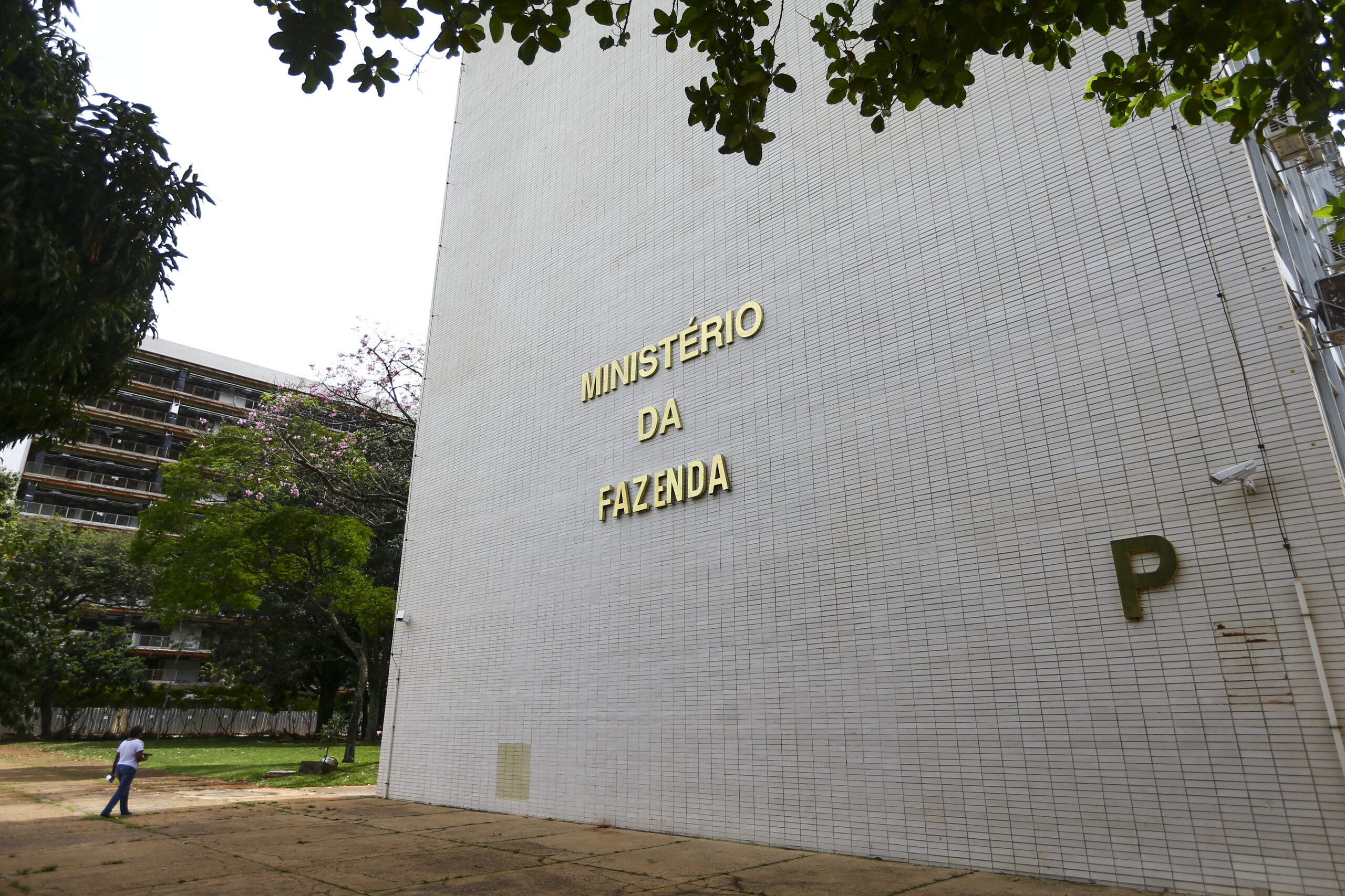 A Medida Provisória 1.303, que prevê aumento de tributos sobre investimentos e ativos virtuais para arrecadar até R$ 18,3 bilhões, enfrenta resistência à oposição e setores produtivos e pode caducar no Congresso