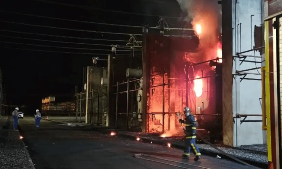 Flávio Bolsonaro reage a alerta da Aneel sobre vulnerabilidade do sistema elétrico, ironizando governo Lula e destacando riscos de apagões e aumento das tarifas de energia.
