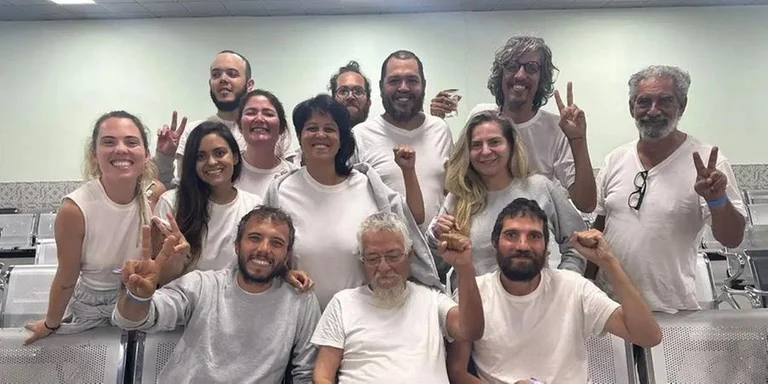 Governo brasileiro negocia libertação de 13 ativistas, incluindo Luizianne Lins, detidos por Israel em flotilha rumo a Gaza. Diplomacia atuou por meio das embaixadas em Tel Aviv e Amã.