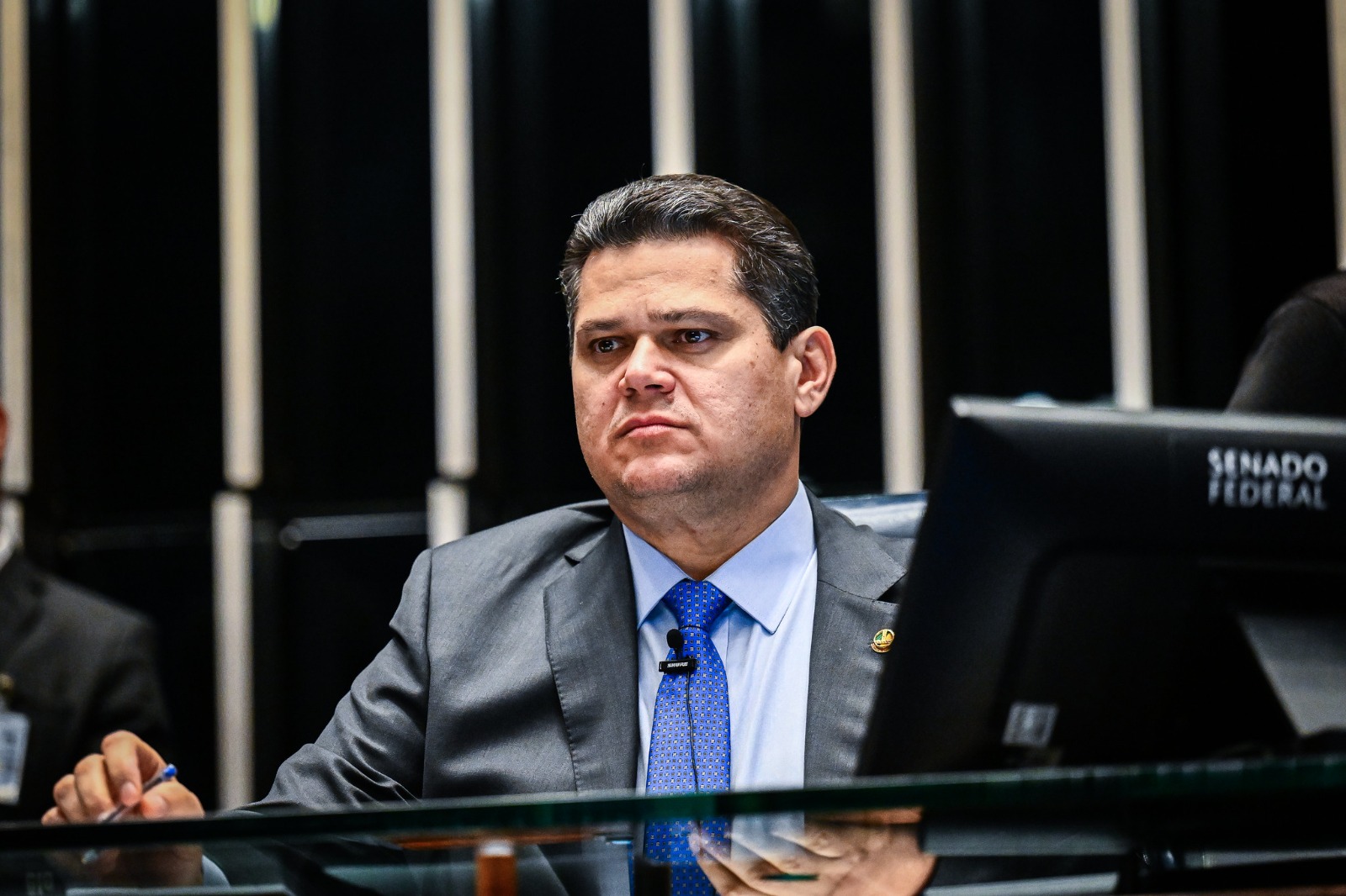 O senador decidiu cancelar a sessão para análise dos vetos de Lula.