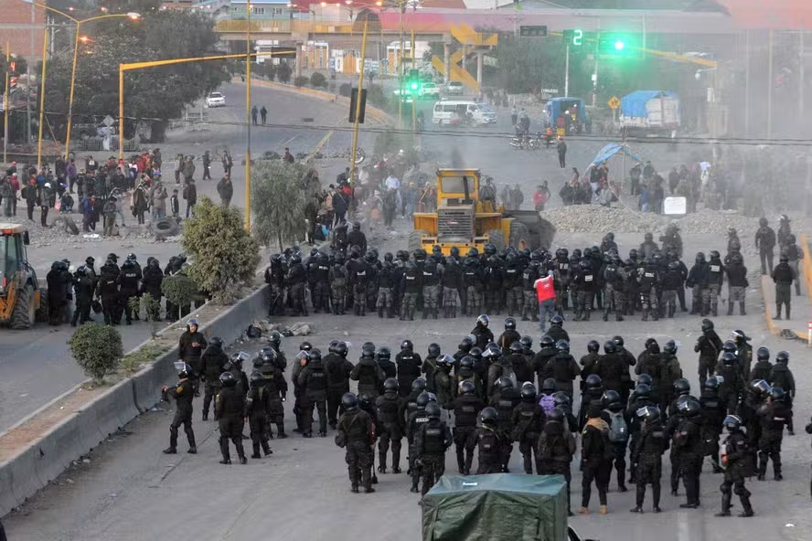 Polícia retira bloqueio de estrada feito por manifestantes que apoiam o ex-presidente Evo Morales, após um confronto em Cochabamba