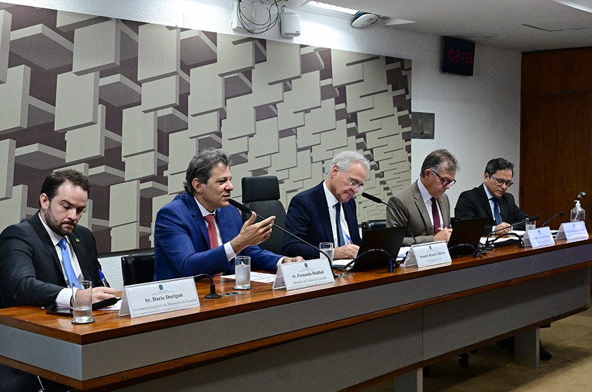 O Congresso aprovou, nesta quinta (30), um projeto que altera a Lei de Diretrizes Orçamentárias (LDO) de 2025 e permite que a isenção de cobrança do Imposto de Renda para quem ganha até R$ 5 mil tenha validade por tempo indeterminado.