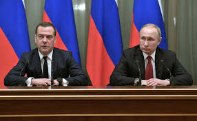 Medvedev diz que EUA são inimigos da Rússia e que Trump “entrou no caminho da guerra” após sanções contra petrolíferas e cancelamento