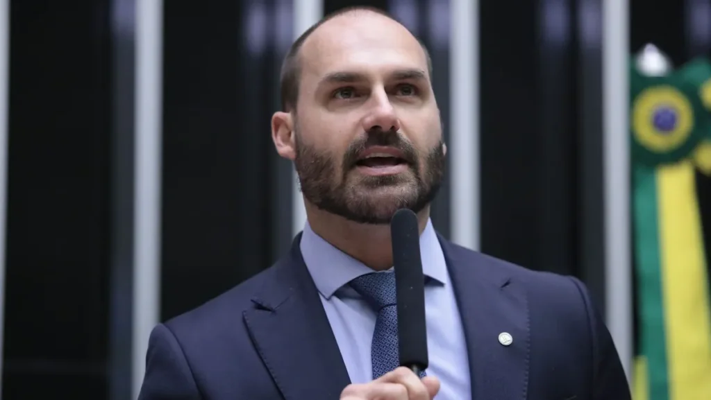Câmara invalida passaporte diplomático de Eduardo Bolsonaro após cassação do mandato; ex-deputado diz que decisão visa dificultar permanência no exterior