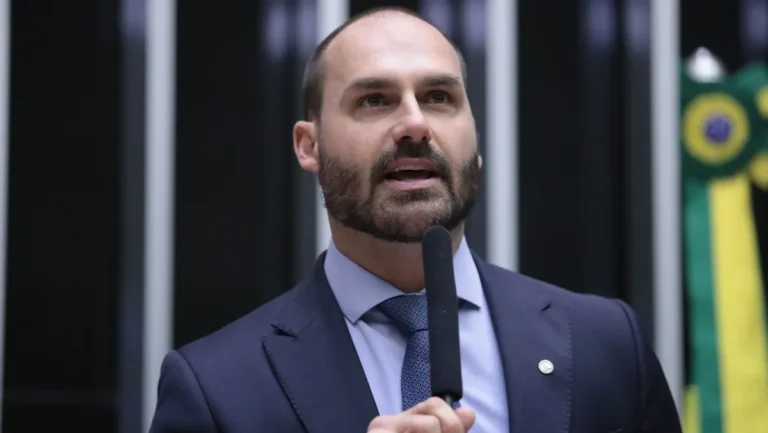 Câmara anula passaporte diplomático de Eduardo Bolsonaro
