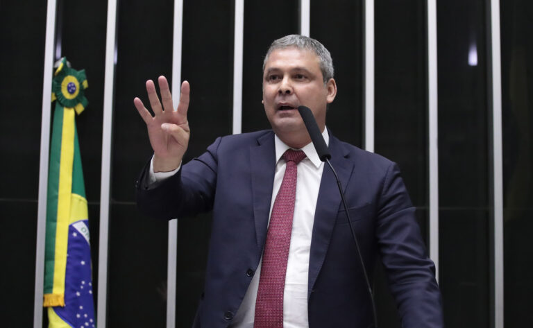 Lindbergh recorre ao STF contra envio de caso sobre “Dark Horse” a André Mendonça