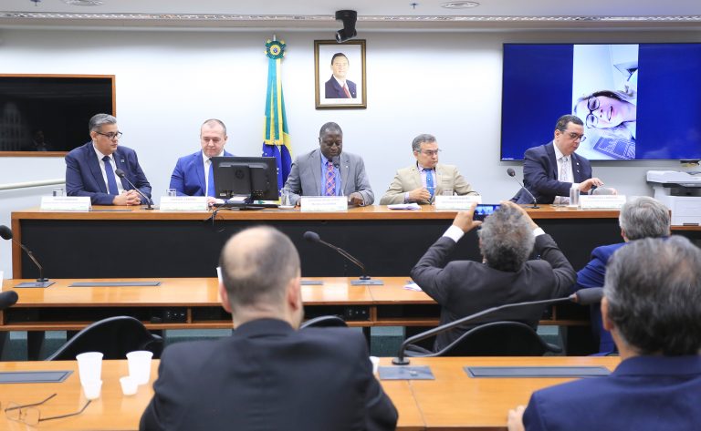 Deputados pedem esclarecimentos ao Ministério da Saúde sobre favorecimento a médicos cubanos no programa Mais Médicos.