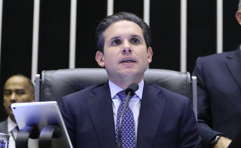 Motta atua para encarecer passagens aéreas