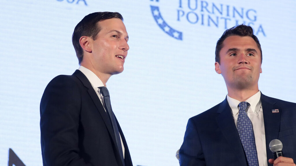 Jared Kushner com Charlie Kirk em 2019. Foto: Gage Skidmore/Wikimedia Commons.