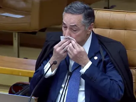 Luís Roberto Barroso chorou ao anunciar aposentadoria no STFImagem: Reprodução