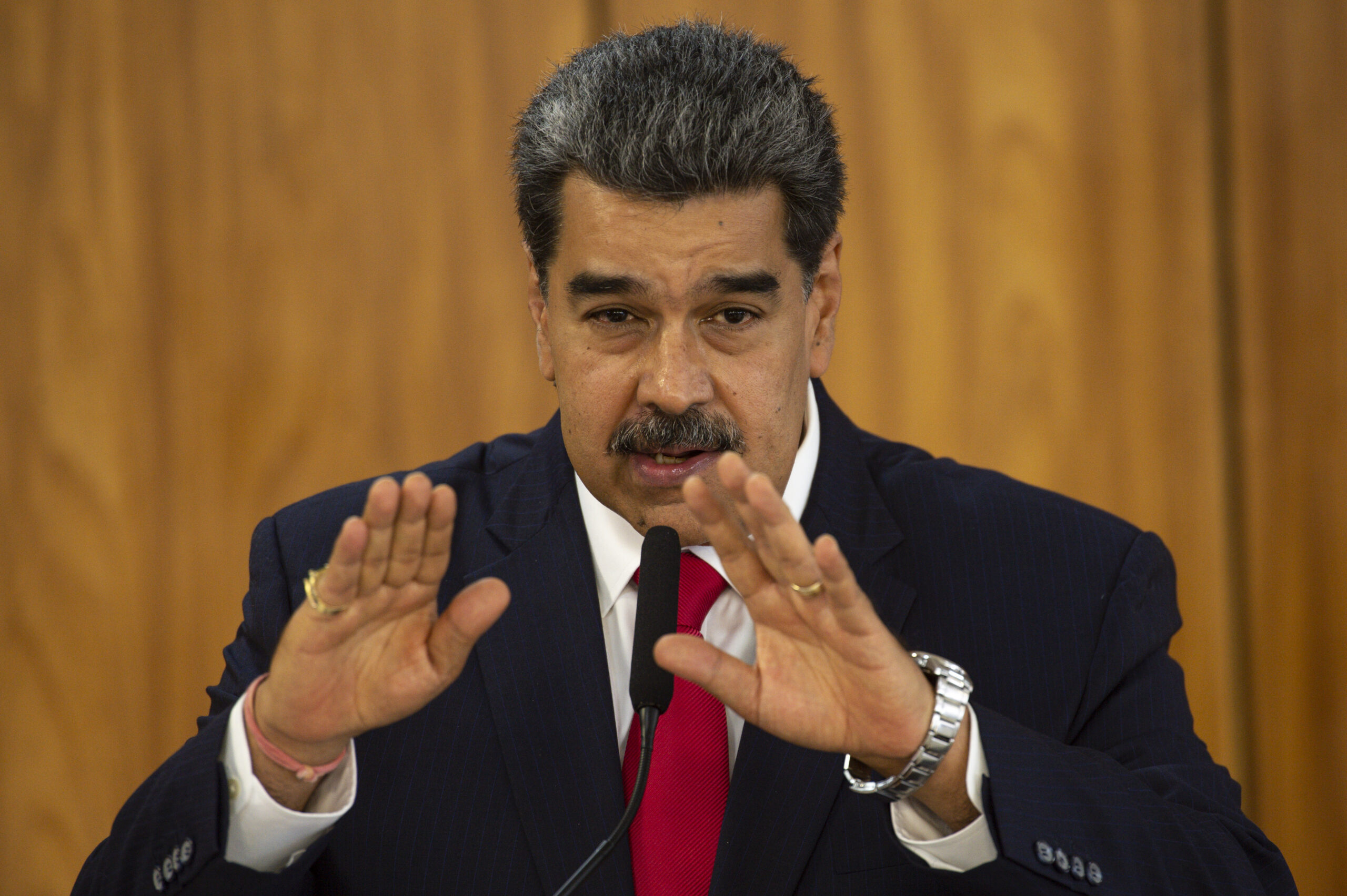Maduro pede “paz para sempre” e critica “loucura da guerra” após EUA ampliarem ações militares no Caribe