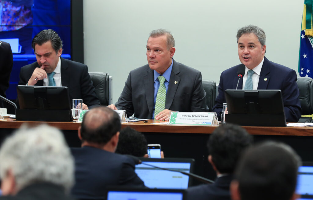 Segundo o presidente da CMO, senador Efraim Filho (União-PB), a mudança se deve à falta de clareza sobre o aumento de impostos e o corte de despesas