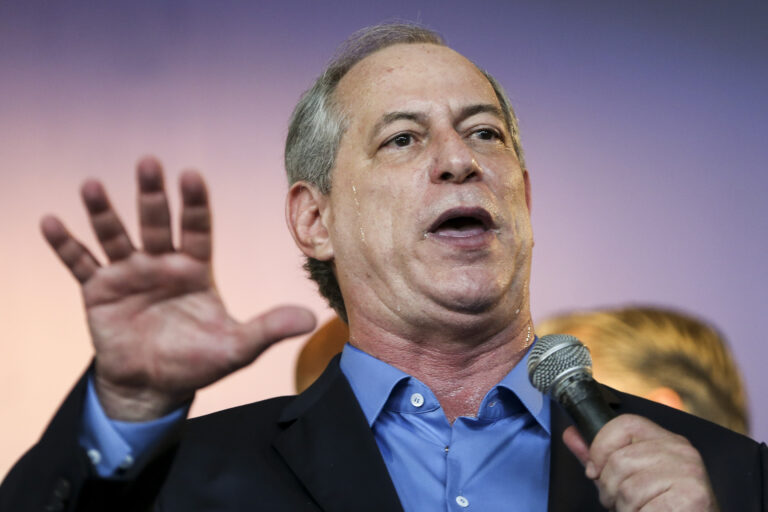 Aécio convida Ciro Gomes para ser candidato à Presidência pelo PSDB