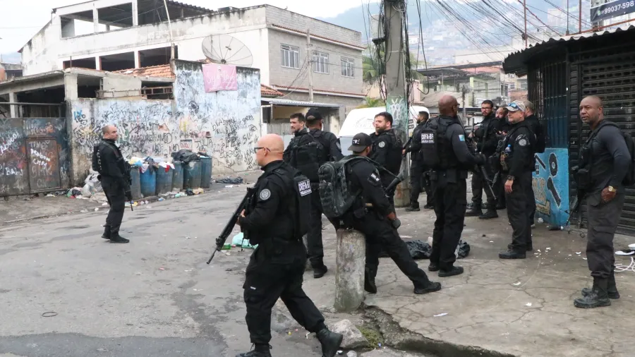Policiais em meio à megaoperação no Rio de Janeiro Foto: Jose Lucena/The News 2/Estadão/UOL