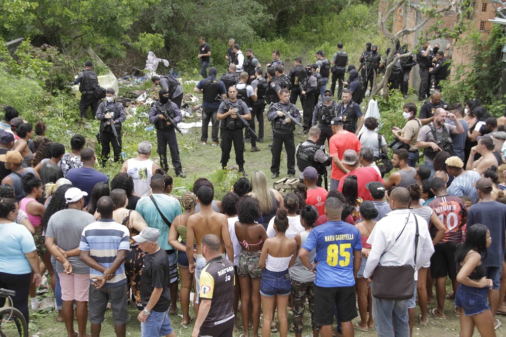 Moradores da Penha afirmam que número de mortos após operação no Rio passa de 70. Governo do estado confirma 58 e nega omissão