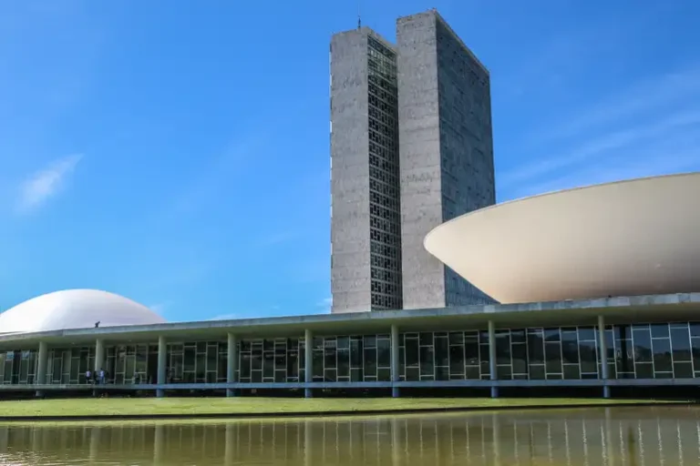 Parlamentares batem recorde de uso da cota parlamentar para autopromoção