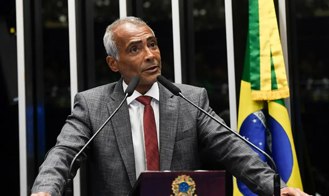 STJ suspende leilão de mansão, lancha e carros do senador Romário, que responde a processo por dívida antiga.