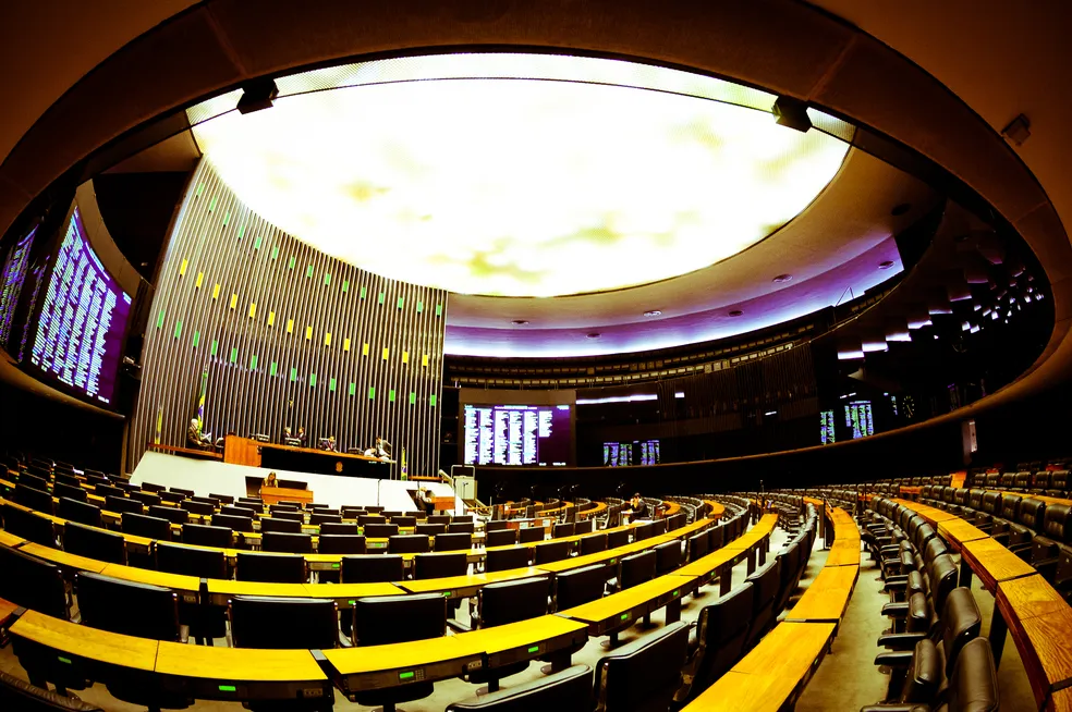 Câmara dos Deputados gasta quase R$ 5 milhões com consultoria da FGV para melhorar imagem nas redes sociais. Contrato prevê uso de IA, TikTok e YouTube.