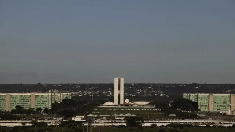 Governo tenta driblar impasse fiscal após derrota no Congresso