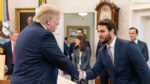 Filipe Martins cumprimenta Donald Trump em 2019. Foto: The White House.