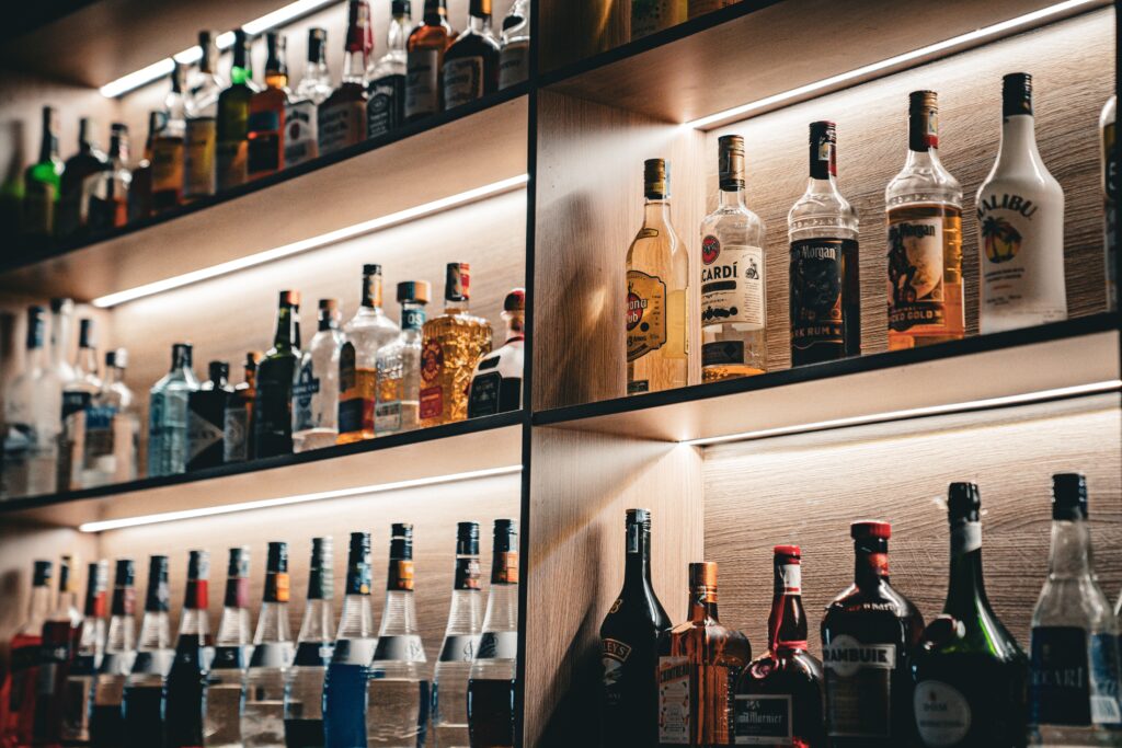 Mulher apresentou sinais clássicos da intoxicação, como náuseas, vômitos, dor abdominal intensa e cefaleia, em resposta à ingestão de bebidas alcoólicas