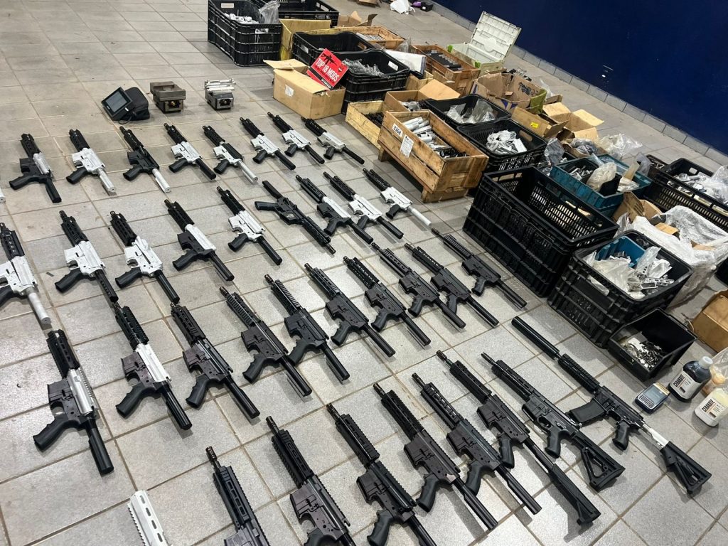 Brasil - PF descobriu uma fábrica clandestina de fuzis de uso restrito que operava sob a fachada de uma empresa aeroespacial em Santa Bárbara d’Oeste (SP) foto: Polícia Federal