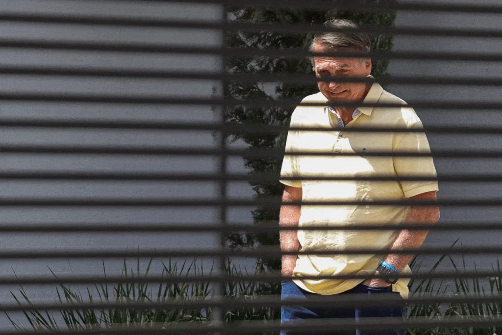 Bolsonaro foi detido em Brasília por ordem de Moraes após a Polícia Federal apontar risco de fuga durante a vigília convocada por Flávio Bolsonaro (PL).