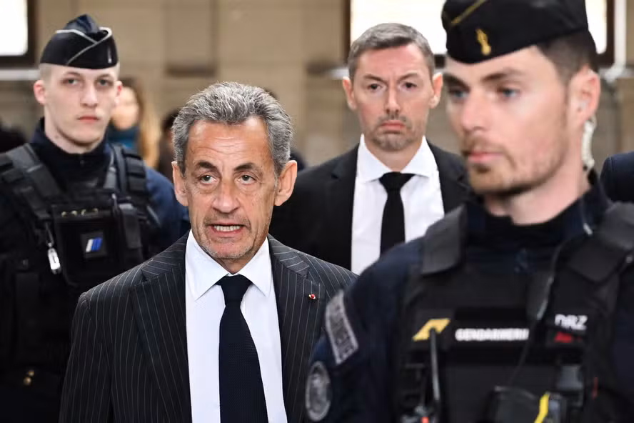 A Justiça francesa decidiu conceder liberdade provisória ao ex-presidente Nicolas Sarkozy, preso em outubro após condenação por financiamento ilegal de campanha com recursos do governo líbio.