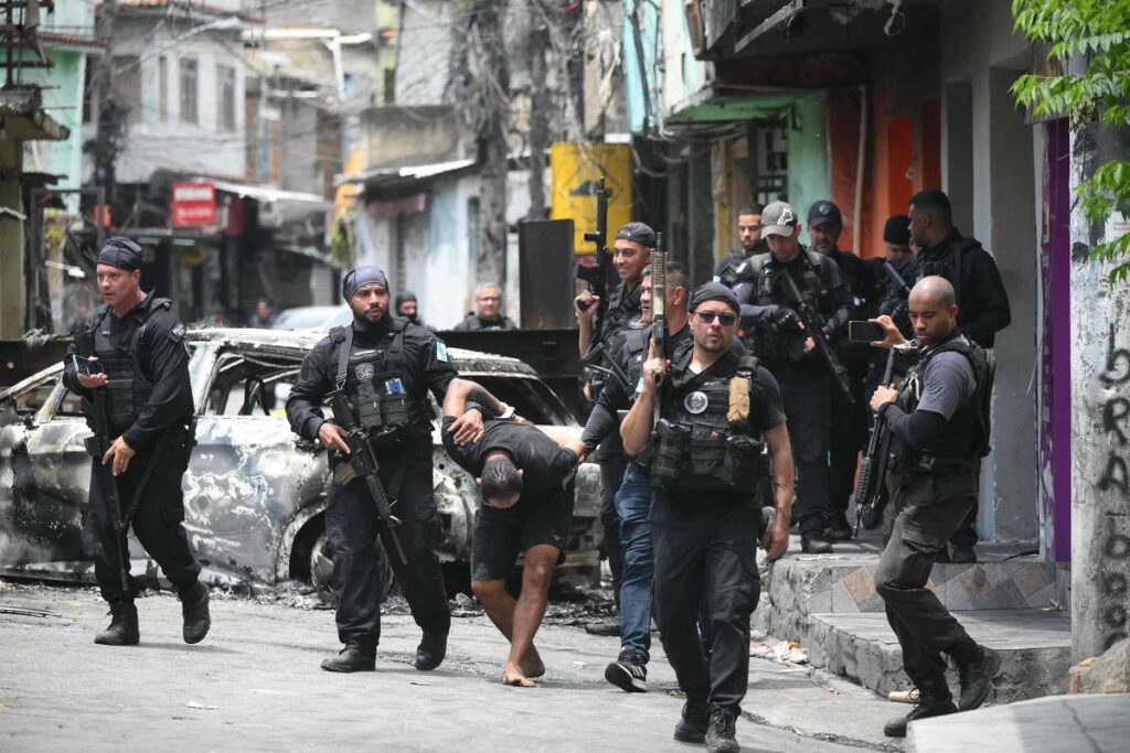 RJ realiza nova etapa da Operação Contenção contra o Comando Vermelho; ação cumpre mandados e mira aliados de vereador.
