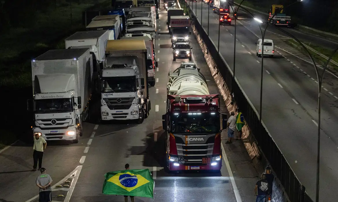 MPF processa caminhoneiros e transportadoras por bloqueios na Via Dutra após eleição de 2022.